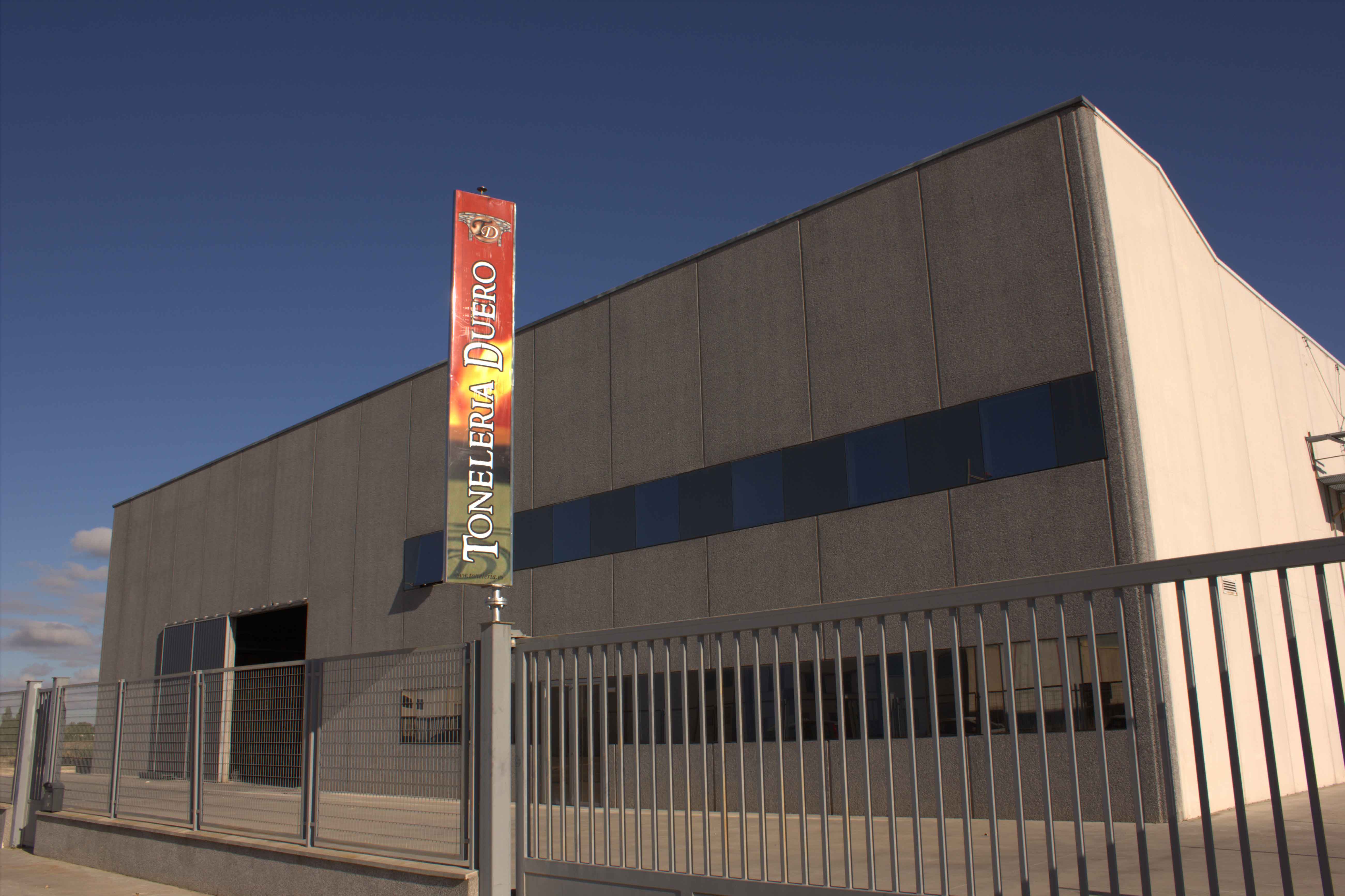 Fachada de las nuevas instalaciones de Toneleria Duero